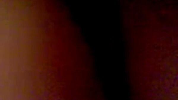 ஒல்லியான மற்றும் கால்கள் கொண்ட டீன், தலைகீழ் போஸில் தடிமனான சேவல் சவாரி செய்வதில் மகிழ்ச்சி அடைகிறார்