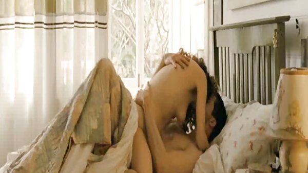 ஒல்லியான அழகி ஸ்வீடீஸ் ஜோடி மசாஜ் பார்லரில் ஒரு மெல்லிய ஆண்குறியைப் பகிர்ந்து கொள்கிறது