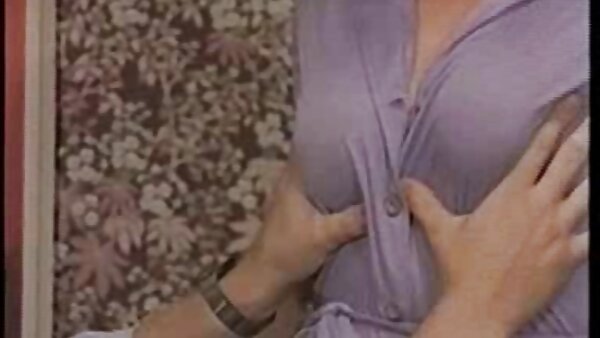 போனி ஆசிய வேசி தனது இனிமையான அவளது புசியை கடினமாக பின்னால் இருந்து புணர்ந்தாள்