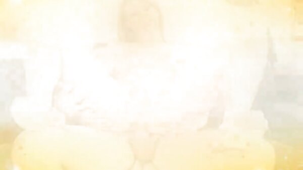 அமெச்சூர் பொன்னிற கூந்தல் குஞ்சு தனது துணைக்கு வெப்கேமராவில் ப்ளோஜாப்பை வழங்குகிறது