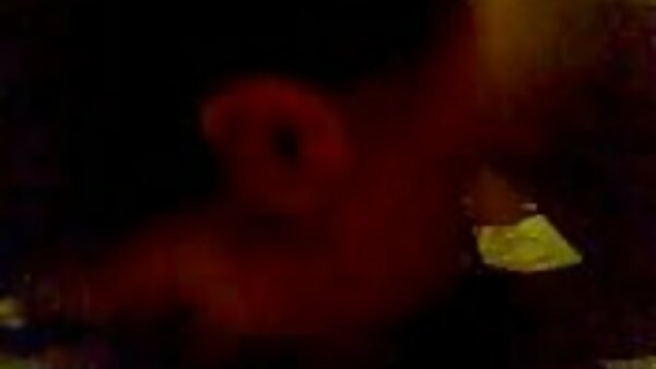 கரடுமுரடான பொன்னிற குஞ்சு ஒரு கடினமான டிக் மீது தீவிரமாக குதிக்கிறது