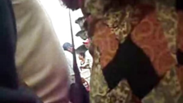 குண்டான பொன்னிற திவா டெஸ்டினி ஜேம்ஸ் தனது மனிதனை குளியல் தொட்டியில் அழைத்து ஊதுகிறார்